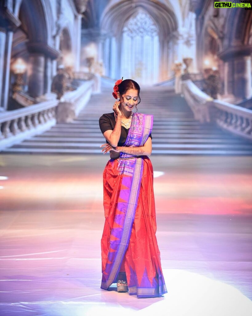 Bhoomika Dash Instagram - Happy to have walked as a Showstopper for, Mega Fashion Show, “SHRINGAR” @boyanika.official @hth_department.odisha Show director - @john_ajay_official Co-ordinated by - @sushreesangeeta_11.01 📸 @asutoshphotomagicofficial TOSHALI CRAFT MELA,Janta maidan