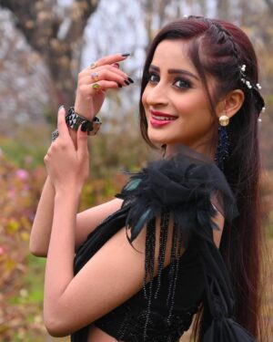 Bhoomika Dash Instagram - First look from the romantic song of the year “ Khojibathu paigali besi “ from the film “Operation 12/17” ♠️
Full song releasing tomorrow in @amaramuzik YouTube channel.

Choreographed by Bollywood Director and Choreographer Nimesh Bhat
Directed by @sudhanshumohansahoo 
Styled and Designed by @ramulicreation 
MUA @chinu_makeup 
Hair @makeupbytulasi
