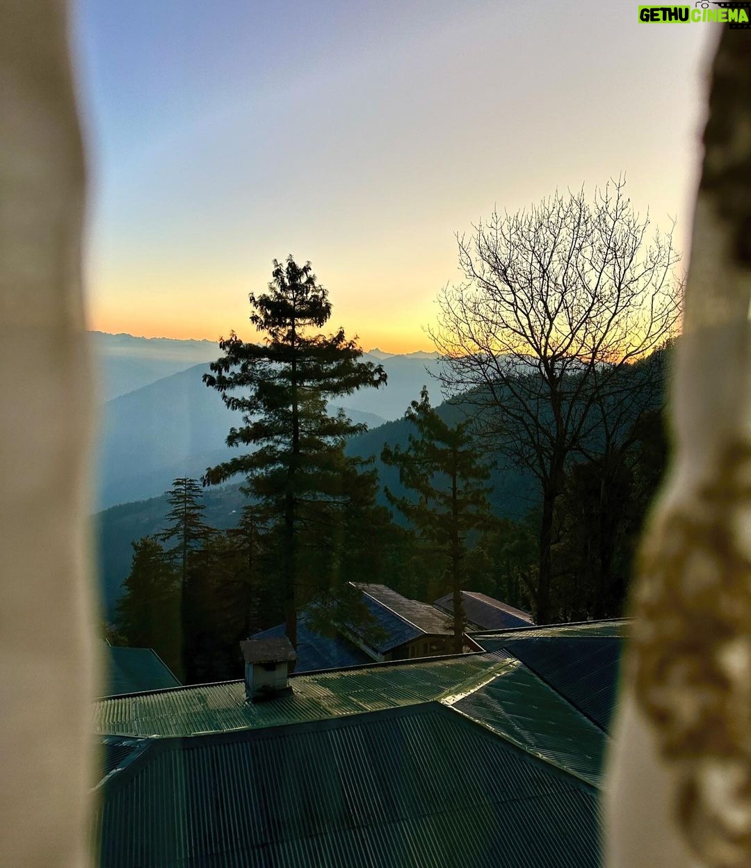 Bhuvan Bam - 1.9 Million Likes - Day 1 dump! ☀️
1. Dinner puppy ready
2. Sunrise from my window
3. Aloo Puri for breakfast
4. Red Moon Night
5. How I want to be
6. What I want to do
#NewYear #Hills