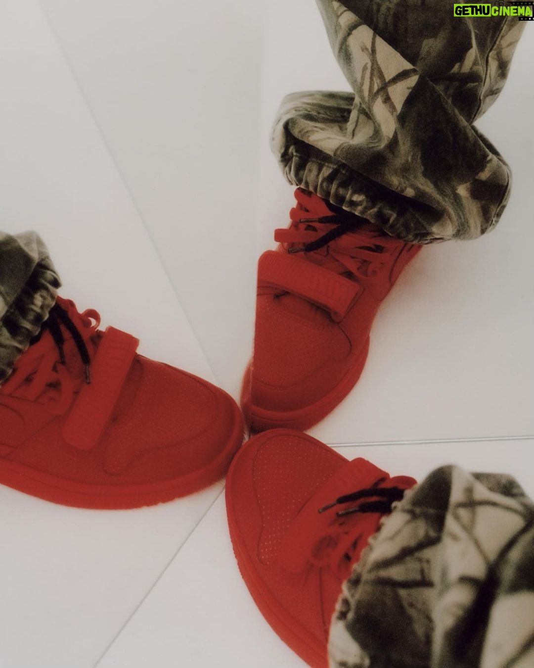 Billie Eilish Instagram - my newwwww @nike air alpha force lows❣️available december 5th on my website & december 8th on the SNKRS app ‼️