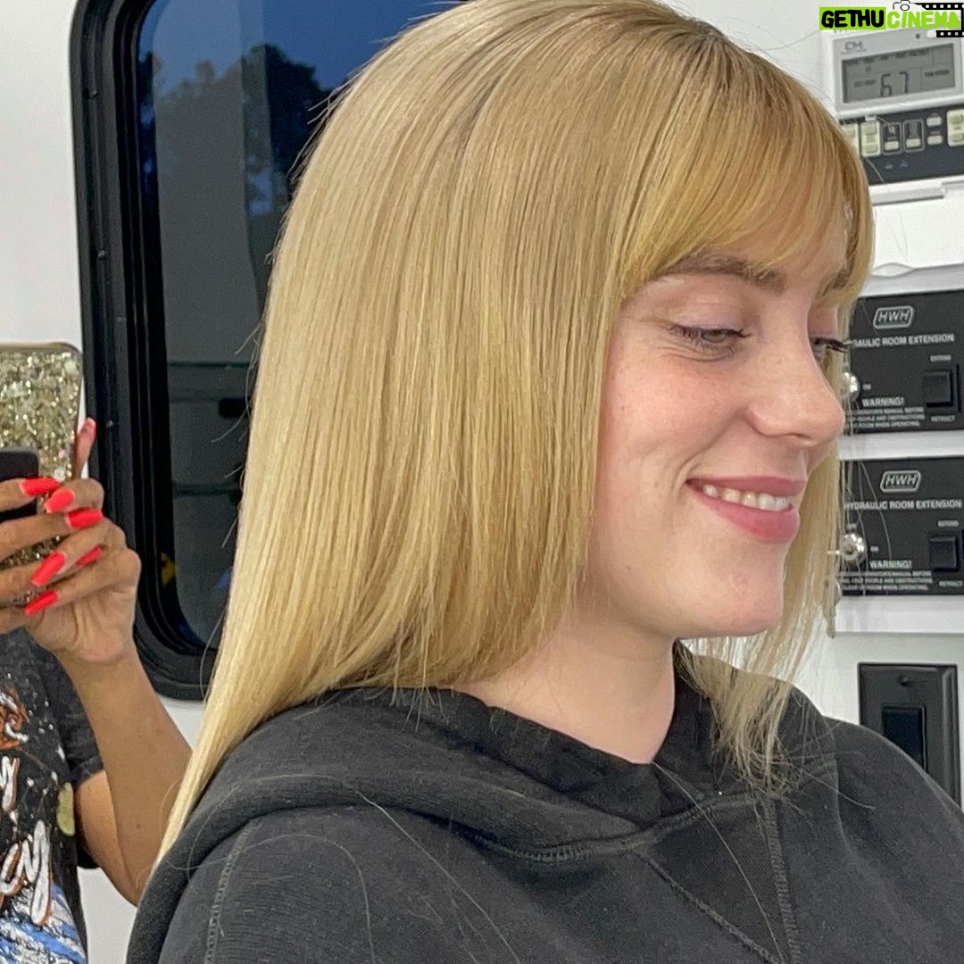 Billie Eilish Instagram - :’) last may. so much joy mannnnn @domfishback you are my idol. watching dom do her fuckin thing was one of the most amazing experiences of my life. this girl is fucking unbelievable. will cherish you forever dom love you so much. i feel so honored to be a part of something so special, surrounded by PEOPLE so special. @donaldglover if it wasn’t for you i wouldn’t be the artist or person i am today. @ibraake & @janinenabers you rock my socks off. truly can’t BELIEVE my reality sometimes. STREAM “SWARM”!! @swarmonprime 🐝🐝🐝