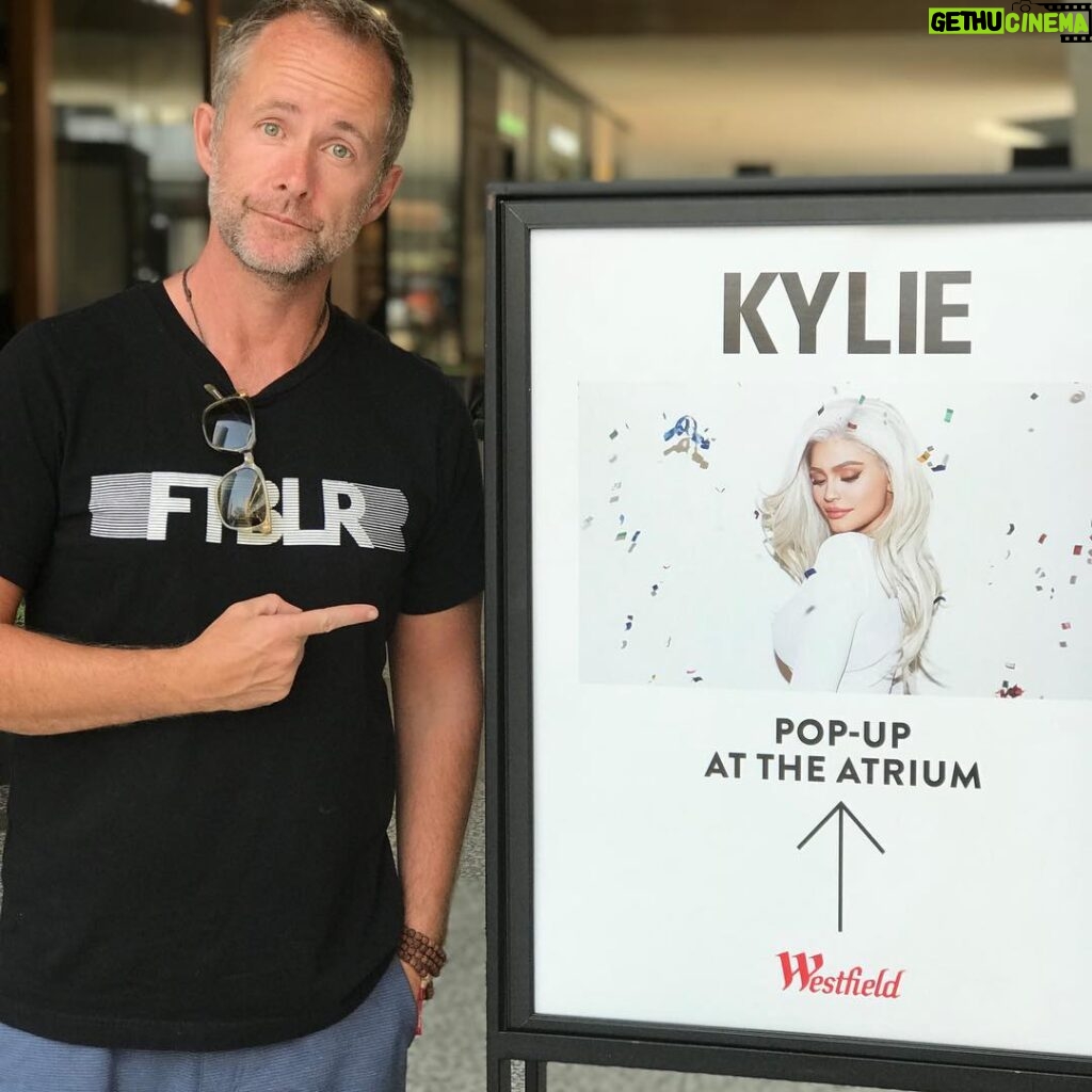 Billy Boyd Instagram - There is only one Kylie and she does not share power. @kylieminogue #doingthelocomotion #spinningaround #therecanbeonlyone #peoplewithonename #princessofpop