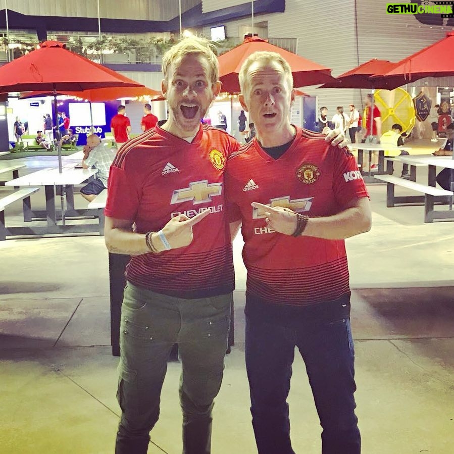 Billy Boyd Instagram - Look who I saw at the football. Always a great night with @dom_monaghan_ thank you @manchesterunited . #manutd #friendsatfootball #becurious #merryandpippin