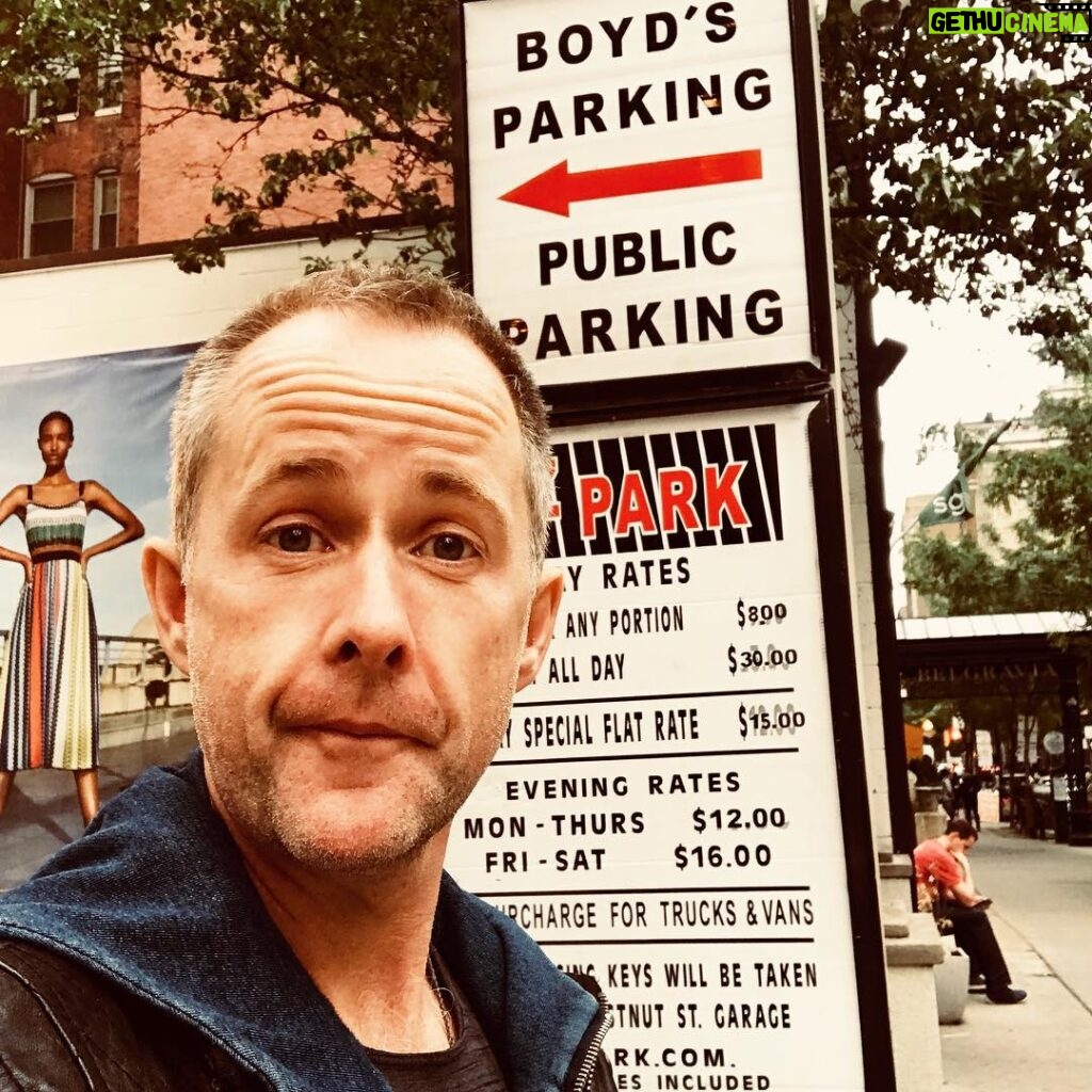 Billy Boyd Instagram - Everyone ready for a fun day @wizardworld . Kindly, my family have turned up to help with parking. Looking forward to seeing you all there for a great day! #wizardworldphilly #wizardworld #boydsparking #philadelphia #ivelostmyhotelforaminute