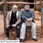 Birol Güven Instagram - #Repost @magazinmahallesi with @make_repost ・・・ Dijital Esaret, izleyenlerden tam not aldı! Senaryosunu Birol Güven’in kaleme aldığı, yılın en çok merak edilen filmlerinden Dijital Esaret’in özel gösterimi yapıldı. Usta oyuncu Rasim Öztekin’in ve Çökertme Koyu’nda yanmadan önceki son filmi olan Dijital Esaret izleyenlerden tam not aldı. Farklı hikayesiyle merak uyandıran, başrolünde usta oyuncu Rasim Öztekin’in yer aldığı “Dijital Esaret” filminin İstinye Park’ta özel gösterimi yapıldı. İzleyenlerden tam not alan film, 27 Mayıs’ta sinemaseverlerle buluşuyor. Mandıra Filozofu filmiyle adından söz ettiren Bodrum Çökertme Koyu yanmadan önce, bu filme özel olarak hazırlanan platoda çekilen “Dijital Esaret”, hikayesiyle olduğu kadar doğal güzellikleri yansıtan görüntüleriyle de dikkat çekiyor. “İnsanlığın internet ile imtihanı” temasıyla yola çıkan film, dijital suç işleyen gençlerin getirildikleri bir cezaevinde yaşadıklarını konu alıyor. Senaryosunu Birol Güven’in kaleme aldığı ‘Gençler için Mandıra Filozofu tadında’ yorumları alan filmin yönetmenliğini ise Emre Kavuk üstleniyor. Dijital Esaret’te Rasim Öztekin’e; Özgün Çoban, Yeşim Alıç, Zümra Atalay, Simay Barlas, Kaan Sevi, Ufuk Meriç, Özlem Mahmutoğlu, Ümit Ünker, Birce İrem İliçan, Eray Ertüren, Elif İşçi, Merve Sevin, Arda Adil Görgen, Doğa Konakoğlu, Burçin Serdar, Ecem Atalay, Onu Alp Demir, Ozan Bozbura, Baran Taylan Yolalan gibi birbirinden yetenekli genç isimler eşlik ediyor. #dijitalesaret #rasimöztekin #rasimoztekin #birolgüven #birolguven #magazinmahallesi