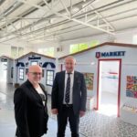 Birol Güven Instagram - Gördüğüm en iyi okul olabilir @eskisehiratayurt . İngilizce öğretmek için okulun içine Kidzania kurmuşlar, restoran, havalimanı, banka, dükkanlar vb. Çocuklar dili mekanlarda öğreniyorlar. 👏👏👏 Atayurt Okulları