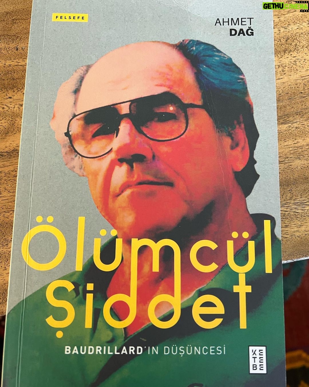 Birol Güven Instagram - Baudliard , neden hakim kodları kıran yeni bir putkırıcı düşünürdür, neden çağımızın en imajinatif düşünürlerinden biridir. Doç.Dr Ahmet Dağ , Baudliard üzerine çok özenli bir çalışma yapmış. Mutlaka okunması gereken bir kitap @ahmetdagphilosophy