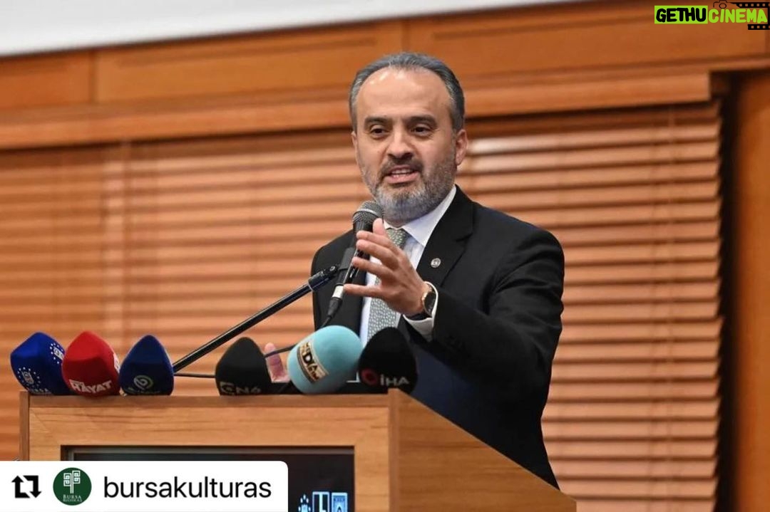 Birol Güven Instagram - #Repost @bursakulturas with @make_repost ・・・ Bursa Büyükşehir Belediyesi Birol Güven Sinema ve TV Akademisi uygulamalı atölye çalışmaları tüm hızıyla devam ediyor.Bu kapsamda Yapay Zeka Uzmanı Doç. Dr. Şebnem Özdemir'in katılımları ile sinemada metaverse kavramına yönelik seminer gerçekleştirildi. Gerçekleştirilen bu seminerde atölye çalışmasına konuk olan Bursa Büyükşehir Belediye Başkanımız Alinur Aktaş VR gözlük ile Paris'teki Louvre Müzesi gezintisini deneyimledi. @alinuraktas @birolguvenmint @sozdemirs