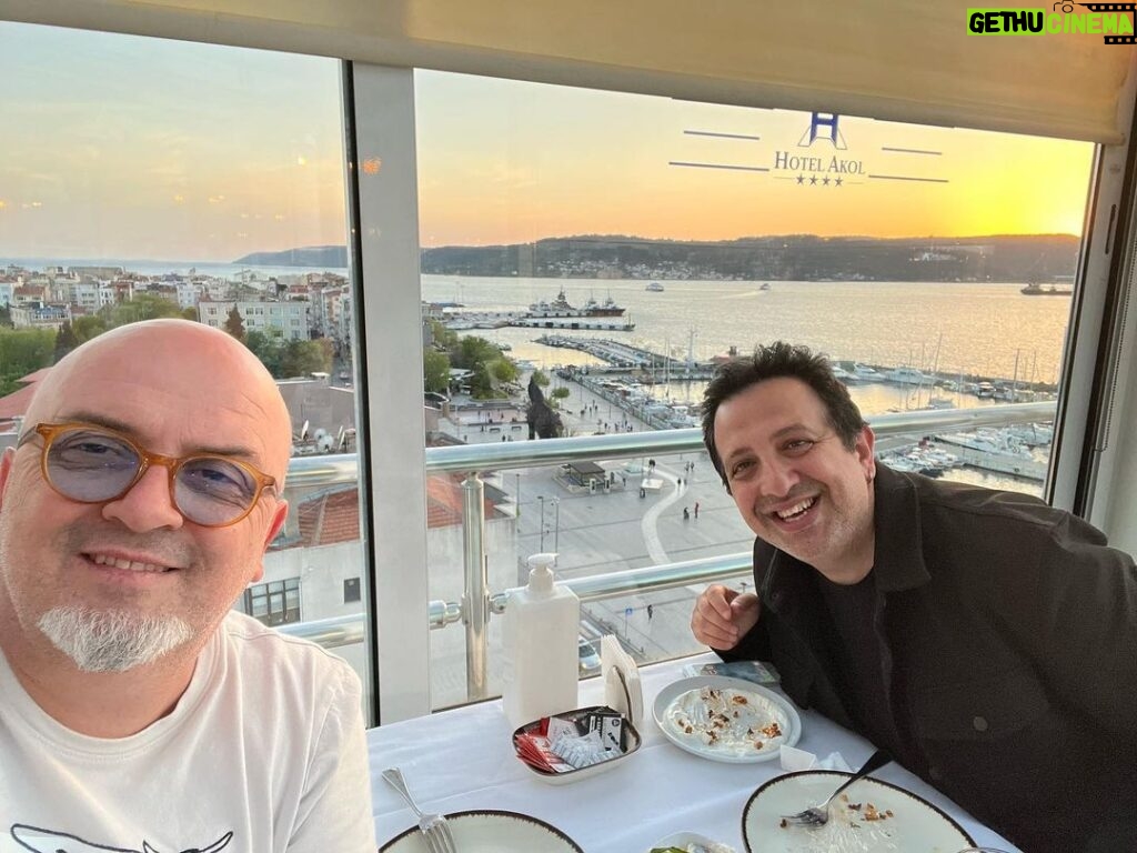 Birol Güven Instagram - Türkiye’nin en güzel şehirlerinden biri Çanakkale’nin tartışmasız en iyi restoranında ve en iyi masasındayız . Burası zirve. Burada balık yemeden ölmeyin. @akolbalikrestaurant #iyiyemeginayaginagidilir Akol Balık Restaurant