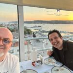 Birol Güven Instagram – Türkiye’nin en güzel şehirlerinden biri Çanakkale’nin tartışmasız en iyi restoranında ve en iyi masasındayız . Burası zirve. Burada balık yemeden ölmeyin. @akolbalikrestaurant #iyiyemeginayaginagidilir Akol Balık Restaurant