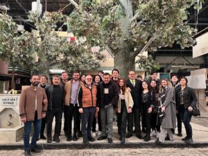 Birol Güven Instagram - Bursa Sinema Televizyon Akademisi öğrencilerimizle bugün Seksenler setindeydik @bursakulturas @seksenler