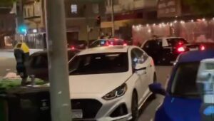 Birol Güven Instagram - Sürücüsüz araba polis çevirmesine takılıyor. 😀😀😀😀 #gelecekgeliyor