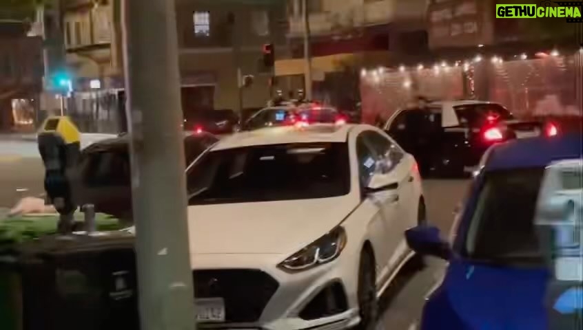 Birol Güven Instagram - Sürücüsüz araba polis çevirmesine takılıyor. 😀😀😀😀 #gelecekgeliyor