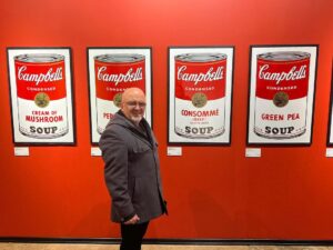 Birol Güven Instagram - Dünyanın en sıradışı sanatçısı #andywarhol dünyanın en güzel şehri İstanbul’da🥫Teşekkürler Lale Müzesi 🙏 @lalemuzesi  @cenkdagci.official