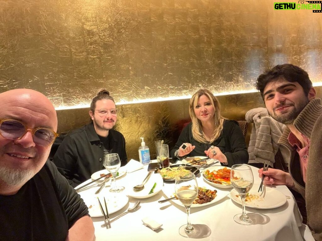 Birol Güven Instagram - Ülkemizin gururu iki genç Türk besteci @c.e.m.g.u.v.e.n ve Emre Şener ile konser sonrası Londra’da bir akşam yemeği @burcuguven2 @oykuguvennn