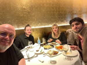 Birol Güven Instagram - Ülkemizin gururu iki genç Türk besteci @c.e.m.g.u.v.e.n ve Emre Şener ile konser sonrası Londra’da bir akşam yemeği @burcuguven2 @oykuguvennn
