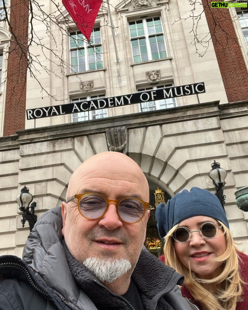 Birol Güven Instagram - Cem Güven konseri için Londra’dayız. @c.e.m.g.u.v.e.n @burcuguven2 @oykuguvennn Royal Academy of Music
