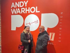 Birol Güven Instagram - Dünyanın en sıradışı sanatçısı #andywarhol dünyanın en güzel şehri İstanbul’da🥫Teşekkürler Lale Müzesi 🙏 @lalemuzesi  @cenkdagci.official