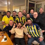 Birol Güven Instagram - Bu akşam Ceyhun için tüm ekip Fenerli, forma olsa ben de giyerdim 💙💛 @ceyhunfer @afpek @canerkarauc @bektas.erdogannn @acartekin_emin @osmanbuyukercan @altug_kasapbasoglu @uzunsoray @m.uguryagcioglu @bgmoner Mint Produksiyon