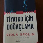 Birol Güven Instagram - Efsane kitap artık Türkçe. İngilizceden çeviren Spolin tekniği üzerine yaptığı çalışmalarla tiyatro camiasının yakından tanıdığı @egemaltepe . Tebrikler ve teşekkürler, sadece tiyatrocular değil yolu doğaçlamadan geçen herkesin okuması gereken bir kitap. @alfakitap