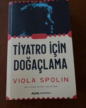Birol Güven Instagram - Efsane kitap artık Türkçe. İngilizceden çeviren Spolin tekniği üzerine yaptığı çalışmalarla tiyatro camiasının yakından tanıdığı @egemaltepe . Tebrikler ve teşekkürler, sadece tiyatrocular değil yolu doğaçlamadan geçen herkesin okuması gereken bir kitap. @alfakitap