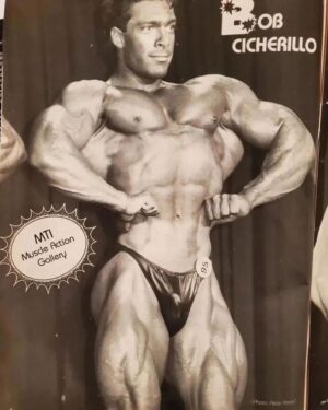 Bob Cicherillo Instagram - A voz mais conhecida do Olympia, nos seus tempos de atleta, foi um excelente bodybuilder. 

👉 Já conhecia essa imagem?

BOB CICHERILLO @ifbbprobobchick 

#BodyBuilding #Fisiculturismo #Maromba #bobchicherillo