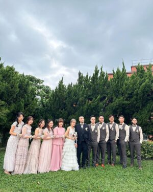 Bonnie Wong Instagram - 第一次伴娘體驗！Mission Accomplished 🔥堂家姐完美演繹震撼級美貌❤️‍🔥其他姊妹亦難以置信地可靠🤘🏻能夠有大家carry，我覺得好幸福🥹

恭喜堂家姐堂姐夫🧡嚟緊新年又可以逗多封利是☺️琴日冇搶到花球，所以請讓我一直做個不長進的堂細妹，我好樂意繼續排隊逗利😂

另外，只可以講我眼光超好，第一次見到 @stevenngcc 我就話佢一定係我堂姐夫！五年後終於應驗了！好開心🥰

再次恭喜吳生吳太🧡
@imrubyyy @stevenngcc 

#圖一即影即有超推介
#條裙似唔似唱choir