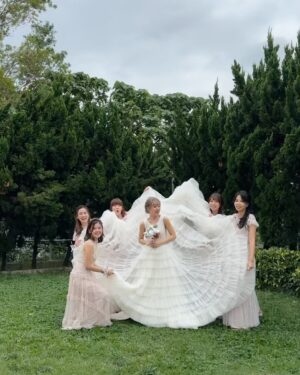 Bonnie Wong Instagram - 第一次伴娘體驗！Mission Accomplished 🔥堂家姐完美演繹震撼級美貌❤️‍🔥其他姊妹亦難以置信地可靠🤘🏻能夠有大家carry，我覺得好幸福🥹

恭喜堂家姐堂姐夫🧡嚟緊新年又可以逗多封利是☺️琴日冇搶到花球，所以請讓我一直做個不長進的堂細妹，我好樂意繼續排隊逗利😂

另外，只可以講我眼光超好，第一次見到 @stevenngcc 我就話佢一定係我堂姐夫！五年後終於應驗了！好開心🥰

再次恭喜吳生吳太🧡
@imrubyyy @stevenngcc 

#圖一即影即有超推介
#條裙似唔似唱choir