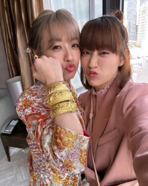 Bonnie Wong Instagram - 第一次伴娘體驗！Mission Accomplished 🔥堂家姐完美演繹震撼級美貌❤️‍🔥其他姊妹亦難以置信地可靠🤘🏻能夠有大家carry，我覺得好幸福🥹

恭喜堂家姐堂姐夫🧡嚟緊新年又可以逗多封利是☺️琴日冇搶到花球，所以請讓我一直做個不長進的堂細妹，我好樂意繼續排隊逗利😂

另外，只可以講我眼光超好，第一次見到 @stevenngcc 我就話佢一定係我堂姐夫！五年後終於應驗了！好開心🥰

再次恭喜吳生吳太🧡
@imrubyyy @stevenngcc 

#圖一即影即有超推介
#條裙似唔似唱choir
