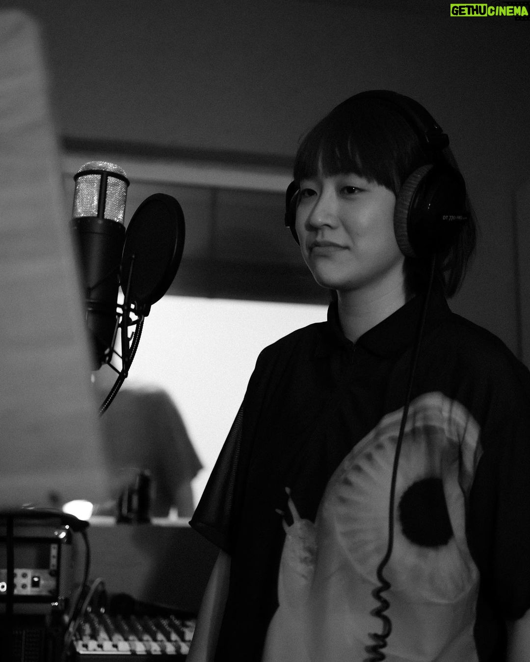 Bonnie Wong Instagram - 無錯,虎牙即將出歌。 由創作到錄歌再到拍MV,成單嘢認真到自己都驚,主要係驚自己__。你知啦,因為自資出歌而變成indie歌手,定係因為自資出歌而變成慈善晚會啲疊水主席,從來只係一線之差。亦都因為咁,原本上年要做嘅歌,一直拖延至今年,等到阿占問我同梁子做唔做演唱會暖場嘉賓,先真係破釜沉舟開始做。(其實老爺真係好大膽) 咁點解突然之間又衝破到心理關口?可能係因為我諗通咗,做主席其實都冇乜唔好。有人賺錢去買樓,有人賺錢去旅行,有人賺錢養妻活兒。啲錢用嚟做乜,從來唔係重點。對我嚟講,賺錢從來目的只有一個,就係讓自己有本錢做自己喜歡嘅事。開咖啡店如是,做虎牙亦如是。說到底,我只係想開心。 如果想開心,為甚麼需要等?如果想開心,都要顧慮呢個世界點睇我,都未免活得太有偶包了吧。可能結果係好__,但我諗到我死嗰日望返轉頭,我都會好慶幸自己曾經咁盡心盡力去活過,開心過。 玩得嚟又不失認真,就係虎牙🐯🦷 謝謝你哋一齊玩 @leunggchi @elsie_lui @teddyfanguitar @wwcherman @kongvenus ( and thank you for your 靚相!)