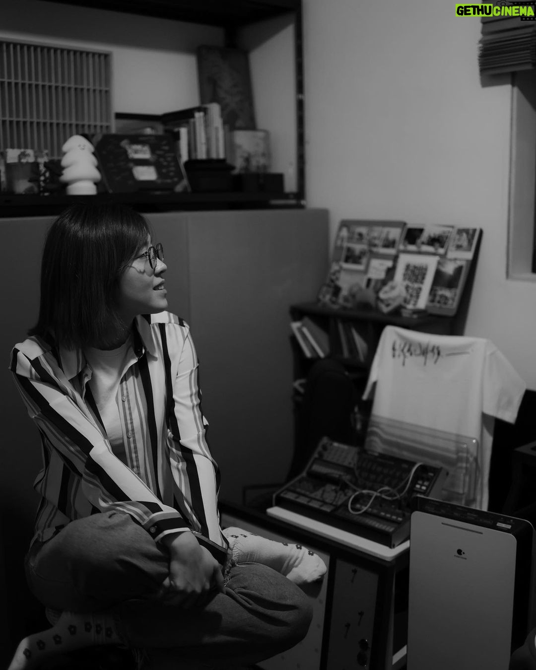 Bonnie Wong Instagram - 無錯,虎牙即將出歌。 由創作到錄歌再到拍MV,成單嘢認真到自己都驚,主要係驚自己__。你知啦,因為自資出歌而變成indie歌手,定係因為自資出歌而變成慈善晚會啲疊水主席,從來只係一線之差。亦都因為咁,原本上年要做嘅歌,一直拖延至今年,等到阿占問我同梁子做唔做演唱會暖場嘉賓,先真係破釜沉舟開始做。(其實老爺真係好大膽) 咁點解突然之間又衝破到心理關口?可能係因為我諗通咗,做主席其實都冇乜唔好。有人賺錢去買樓,有人賺錢去旅行,有人賺錢養妻活兒。啲錢用嚟做乜,從來唔係重點。對我嚟講,賺錢從來目的只有一個,就係讓自己有本錢做自己喜歡嘅事。開咖啡店如是,做虎牙亦如是。說到底,我只係想開心。 如果想開心,為甚麼需要等?如果想開心,都要顧慮呢個世界點睇我,都未免活得太有偶包了吧。可能結果係好__,但我諗到我死嗰日望返轉頭,我都會好慶幸自己曾經咁盡心盡力去活過,開心過。 玩得嚟又不失認真,就係虎牙🐯🦷 謝謝你哋一齊玩 @leunggchi @elsie_lui @teddyfanguitar @wwcherman @kongvenus ( and thank you for your 靚相!)