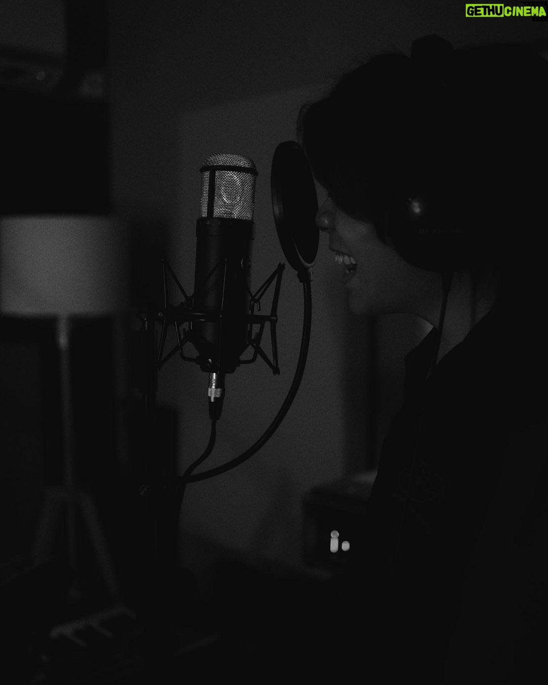 Bonnie Wong Instagram - 無錯,虎牙即將出歌。 由創作到錄歌再到拍MV,成單嘢認真到自己都驚,主要係驚自己__。你知啦,因為自資出歌而變成indie歌手,定係因為自資出歌而變成慈善晚會啲疊水主席,從來只係一線之差。亦都因為咁,原本上年要做嘅歌,一直拖延至今年,等到阿占問我同梁子做唔做演唱會暖場嘉賓,先真係破釜沉舟開始做。(其實老爺真係好大膽) 咁點解突然之間又衝破到心理關口?可能係因為我諗通咗,做主席其實都冇乜唔好。有人賺錢去買樓,有人賺錢去旅行,有人賺錢養妻活兒。啲錢用嚟做乜,從來唔係重點。對我嚟講,賺錢從來目的只有一個,就係讓自己有本錢做自己喜歡嘅事。開咖啡店如是,做虎牙亦如是。說到底,我只係想開心。 如果想開心,為甚麼需要等?如果想開心,都要顧慮呢個世界點睇我,都未免活得太有偶包了吧。可能結果係好__,但我諗到我死嗰日望返轉頭,我都會好慶幸自己曾經咁盡心盡力去活過,開心過。 玩得嚟又不失認真,就係虎牙🐯🦷 謝謝你哋一齊玩 @leunggchi @elsie_lui @teddyfanguitar @wwcherman @kongvenus ( and thank you for your 靚相!)