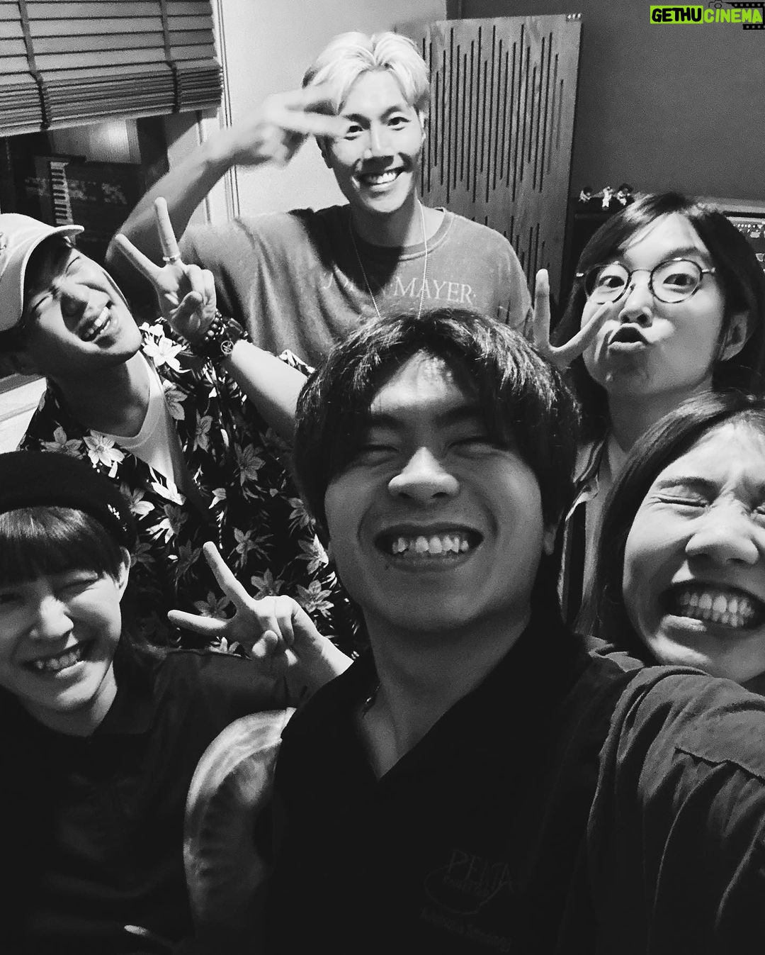Bonnie Wong Instagram - 無錯,虎牙即將出歌。 由創作到錄歌再到拍MV,成單嘢認真到自己都驚,主要係驚自己__。你知啦,因為自資出歌而變成indie歌手,定係因為自資出歌而變成慈善晚會啲疊水主席,從來只係一線之差。亦都因為咁,原本上年要做嘅歌,一直拖延至今年,等到阿占問我同梁子做唔做演唱會暖場嘉賓,先真係破釜沉舟開始做。(其實老爺真係好大膽) 咁點解突然之間又衝破到心理關口?可能係因為我諗通咗,做主席其實都冇乜唔好。有人賺錢去買樓,有人賺錢去旅行,有人賺錢養妻活兒。啲錢用嚟做乜,從來唔係重點。對我嚟講,賺錢從來目的只有一個,就係讓自己有本錢做自己喜歡嘅事。開咖啡店如是,做虎牙亦如是。說到底,我只係想開心。 如果想開心,為甚麼需要等?如果想開心,都要顧慮呢個世界點睇我,都未免活得太有偶包了吧。可能結果係好__,但我諗到我死嗰日望返轉頭,我都會好慶幸自己曾經咁盡心盡力去活過,開心過。 玩得嚟又不失認真,就係虎牙🐯🦷 謝謝你哋一齊玩 @leunggchi @elsie_lui @teddyfanguitar @wwcherman @kongvenus ( and thank you for your 靚相!)