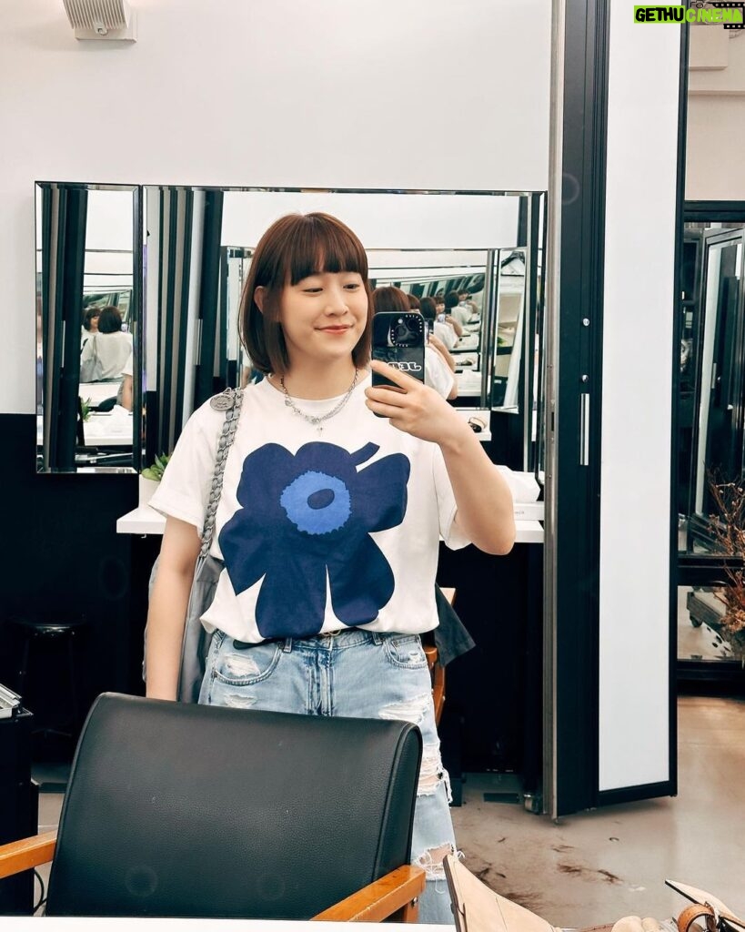 Bonnie Wong Instagram - 最近驚人發現係一剪咗頭髮就會變正媽…點睇？😐