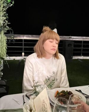 Bonnie Wong Instagram - 睇返啲片慶幸自己眼瞓（強調只係眼瞓）嘅時候
都幾守規矩（好似仲好過平時？）😂😂
又或者咁講 其實我平時唔飲都好似飲咗咁😂
所以冇咩落差😂😂

同事黑圖唔出賣啦
淨係出賣大哥喺隔籬檯偷望 @hillarylau 
變態叔叔呀！❤️‍🔥 @sammy903 

#嗰晚我真係第一個迷
#一半相都係瞌埋眼
#有條片係清醒時拍
#但你未必分到邊條片先係清醒