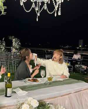 Bonnie Wong Instagram - 睇返啲片慶幸自己眼瞓（強調只係眼瞓）嘅時候
都幾守規矩（好似仲好過平時？）😂😂
又或者咁講 其實我平時唔飲都好似飲咗咁😂
所以冇咩落差😂😂

同事黑圖唔出賣啦
淨係出賣大哥喺隔籬檯偷望 @hillarylau 
變態叔叔呀！❤️‍🔥 @sammy903 

#嗰晚我真係第一個迷
#一半相都係瞌埋眼
#有條片係清醒時拍
#但你未必分到邊條片先係清醒