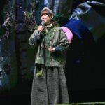 Bonnie Wong Instagram - 多謝。 今年叱咤主題係多謝，所以奴撈同急姐叫我度一part多謝男歌手，落台同大家互動嘅talk。講真，勁緊張，緊張到有晚失眠，知道再唔度好啲稿，失眠嘅狀況只會繼續惡化，於是凌晨起身諗講咩，度到朝早9點，見肚餓就叫咗個麥麥送早餐食，就係咁寫咗「癦癦送」😂 要喺男歌手身上搵唔同嘅特色去讚：Edan嘅幽默，Tyson Yoshi對MV嘅執着，軒公事事認真，光B永不言休，Jeffrey親力親為，唱片公司全力支持，當然唔少得Ian嘅用心唱作。自己寫完稿，都覺得咁多位歌手真係好厲害，佩服🙏 雖然已經綵排過好幾次，但出場前仍然緊張到六親不認😂 多謝所有同事力撐，特別多謝奴撈同急急嘅陪伴同comment，同埋Elsie全方位情緒支持，903果然是個有愛的大家庭🥰 2024年1月1號，由感恩出發 多謝你睇我，多謝你聽我 多謝你講我，多謝你唱我 Wardrobe: @yamaguest_official @chh_johnson Hair Stylist: Frankie @haircorner_official Makeup: @carmencmakeup_cc @sarah_dai_makeup Special Thanks: @leungmanlai #仲有好多合照未post #遲啲再post埋 #叱咤2023