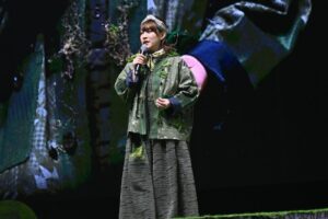 Bonnie Wong Instagram - 多謝。 

今年叱咤主題係多謝，所以奴撈同急姐叫我度一part多謝男歌手，落台同大家互動嘅talk。講真，勁緊張，緊張到有晚失眠，知道再唔度好啲稿，失眠嘅狀況只會繼續惡化，於是凌晨起身諗講咩，度到朝早9點，見肚餓就叫咗個麥麥送早餐食，就係咁寫咗「癦癦送」😂

要喺男歌手身上搵唔同嘅特色去讚：Edan嘅幽默，Tyson Yoshi對MV嘅執着，軒公事事認真，光B永不言休，Jeffrey親力親為，唱片公司全力支持，當然唔少得Ian嘅用心唱作。自己寫完稿，都覺得咁多位歌手真係好厲害，佩服🙏

雖然已經綵排過好幾次，但出場前仍然緊張到六親不認😂 多謝所有同事力撐，特別多謝奴撈同急急嘅陪伴同comment，同埋Elsie全方位情緒支持，903果然是個有愛的大家庭🥰

2024年1月1號，由感恩出發
多謝你睇我，多謝你聽我
多謝你講我，多謝你唱我

Wardrobe: @yamaguest_official @chh_johnson 
Hair Stylist: Frankie @haircorner_official 
Makeup: @carmencmakeup_cc @sarah_dai_makeup 
Special Thanks: @leungmanlai 

#仲有好多合照未post
#遲啲再post埋
#叱咤2023
