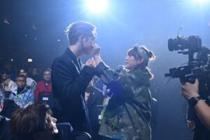 Bonnie Wong Instagram - 多謝。 

今年叱咤主題係多謝，所以奴撈同急姐叫我度一part多謝男歌手，落台同大家互動嘅talk。講真，勁緊張，緊張到有晚失眠，知道再唔度好啲稿，失眠嘅狀況只會繼續惡化，於是凌晨起身諗講咩，度到朝早9點，見肚餓就叫咗個麥麥送早餐食，就係咁寫咗「癦癦送」😂

要喺男歌手身上搵唔同嘅特色去讚：Edan嘅幽默，Tyson Yoshi對MV嘅執着，軒公事事認真，光B永不言休，Jeffrey親力親為，唱片公司全力支持，當然唔少得Ian嘅用心唱作。自己寫完稿，都覺得咁多位歌手真係好厲害，佩服🙏

雖然已經綵排過好幾次，但出場前仍然緊張到六親不認😂 多謝所有同事力撐，特別多謝奴撈同急急嘅陪伴同comment，同埋Elsie全方位情緒支持，903果然是個有愛的大家庭🥰

2024年1月1號，由感恩出發
多謝你睇我，多謝你聽我
多謝你講我，多謝你唱我

Wardrobe: @yamaguest_official @chh_johnson 
Hair Stylist: Frankie @haircorner_official 
Makeup: @carmencmakeup_cc @sarah_dai_makeup 
Special Thanks: @leungmanlai 

#仲有好多合照未post
#遲啲再post埋
#叱咤2023