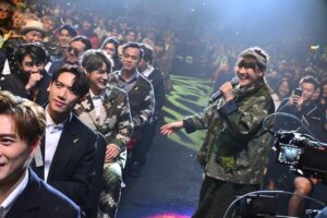 Bonnie Wong Instagram - 多謝。 

今年叱咤主題係多謝，所以奴撈同急姐叫我度一part多謝男歌手，落台同大家互動嘅talk。講真，勁緊張，緊張到有晚失眠，知道再唔度好啲稿，失眠嘅狀況只會繼續惡化，於是凌晨起身諗講咩，度到朝早9點，見肚餓就叫咗個麥麥送早餐食，就係咁寫咗「癦癦送」😂

要喺男歌手身上搵唔同嘅特色去讚：Edan嘅幽默，Tyson Yoshi對MV嘅執着，軒公事事認真，光B永不言休，Jeffrey親力親為，唱片公司全力支持，當然唔少得Ian嘅用心唱作。自己寫完稿，都覺得咁多位歌手真係好厲害，佩服🙏

雖然已經綵排過好幾次，但出場前仍然緊張到六親不認😂 多謝所有同事力撐，特別多謝奴撈同急急嘅陪伴同comment，同埋Elsie全方位情緒支持，903果然是個有愛的大家庭🥰

2024年1月1號，由感恩出發
多謝你睇我，多謝你聽我
多謝你講我，多謝你唱我

Wardrobe: @yamaguest_official @chh_johnson 
Hair Stylist: Frankie @haircorner_official 
Makeup: @carmencmakeup_cc @sarah_dai_makeup 
Special Thanks: @leungmanlai 

#仲有好多合照未post
#遲啲再post埋
#叱咤2023