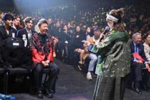 Bonnie Wong Instagram - 多謝。 

今年叱咤主題係多謝，所以奴撈同急姐叫我度一part多謝男歌手，落台同大家互動嘅talk。講真，勁緊張，緊張到有晚失眠，知道再唔度好啲稿，失眠嘅狀況只會繼續惡化，於是凌晨起身諗講咩，度到朝早9點，見肚餓就叫咗個麥麥送早餐食，就係咁寫咗「癦癦送」😂

要喺男歌手身上搵唔同嘅特色去讚：Edan嘅幽默，Tyson Yoshi對MV嘅執着，軒公事事認真，光B永不言休，Jeffrey親力親為，唱片公司全力支持，當然唔少得Ian嘅用心唱作。自己寫完稿，都覺得咁多位歌手真係好厲害，佩服🙏

雖然已經綵排過好幾次，但出場前仍然緊張到六親不認😂 多謝所有同事力撐，特別多謝奴撈同急急嘅陪伴同comment，同埋Elsie全方位情緒支持，903果然是個有愛的大家庭🥰

2024年1月1號，由感恩出發
多謝你睇我，多謝你聽我
多謝你講我，多謝你唱我

Wardrobe: @yamaguest_official @chh_johnson 
Hair Stylist: Frankie @haircorner_official 
Makeup: @carmencmakeup_cc @sarah_dai_makeup 
Special Thanks: @leungmanlai 

#仲有好多合照未post
#遲啲再post埋
#叱咤2023