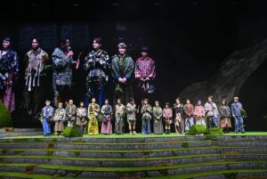 Bonnie Wong Instagram - 多謝。 

今年叱咤主題係多謝，所以奴撈同急姐叫我度一part多謝男歌手，落台同大家互動嘅talk。講真，勁緊張，緊張到有晚失眠，知道再唔度好啲稿，失眠嘅狀況只會繼續惡化，於是凌晨起身諗講咩，度到朝早9點，見肚餓就叫咗個麥麥送早餐食，就係咁寫咗「癦癦送」😂

要喺男歌手身上搵唔同嘅特色去讚：Edan嘅幽默，Tyson Yoshi對MV嘅執着，軒公事事認真，光B永不言休，Jeffrey親力親為，唱片公司全力支持，當然唔少得Ian嘅用心唱作。自己寫完稿，都覺得咁多位歌手真係好厲害，佩服🙏

雖然已經綵排過好幾次，但出場前仍然緊張到六親不認😂 多謝所有同事力撐，特別多謝奴撈同急急嘅陪伴同comment，同埋Elsie全方位情緒支持，903果然是個有愛的大家庭🥰

2024年1月1號，由感恩出發
多謝你睇我，多謝你聽我
多謝你講我，多謝你唱我

Wardrobe: @yamaguest_official @chh_johnson 
Hair Stylist: Frankie @haircorner_official 
Makeup: @carmencmakeup_cc @sarah_dai_makeup 
Special Thanks: @leungmanlai 

#仲有好多合照未post
#遲啲再post埋
#叱咤2023