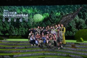 Bonnie Wong Instagram - 多謝。 

今年叱咤主題係多謝，所以奴撈同急姐叫我度一part多謝男歌手，落台同大家互動嘅talk。講真，勁緊張，緊張到有晚失眠，知道再唔度好啲稿，失眠嘅狀況只會繼續惡化，於是凌晨起身諗講咩，度到朝早9點，見肚餓就叫咗個麥麥送早餐食，就係咁寫咗「癦癦送」😂

要喺男歌手身上搵唔同嘅特色去讚：Edan嘅幽默，Tyson Yoshi對MV嘅執着，軒公事事認真，光B永不言休，Jeffrey親力親為，唱片公司全力支持，當然唔少得Ian嘅用心唱作。自己寫完稿，都覺得咁多位歌手真係好厲害，佩服🙏

雖然已經綵排過好幾次，但出場前仍然緊張到六親不認😂 多謝所有同事力撐，特別多謝奴撈同急急嘅陪伴同comment，同埋Elsie全方位情緒支持，903果然是個有愛的大家庭🥰

2024年1月1號，由感恩出發
多謝你睇我，多謝你聽我
多謝你講我，多謝你唱我

Wardrobe: @yamaguest_official @chh_johnson 
Hair Stylist: Frankie @haircorner_official 
Makeup: @carmencmakeup_cc @sarah_dai_makeup 
Special Thanks: @leungmanlai 

#仲有好多合照未post
#遲啲再post埋
#叱咤2023