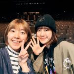 Bonnie Wong Instagram - 每年的最後一天 仍然要為明日努力 這送舊迎新的儀式感 就這樣繼續下去吧！🧡 2023有好的壞的 在腦海裡粗略地回想一下大事 想不到第一件想起的事是 今年年頭聲帶生繭 原本還說要開刀 但慶幸中西醫奇蹟地把我治癒（9成） 當時休息了整整一個月 連說話都要省着說 不是開咪的時候 都盡量閉嘴養聲 意外地有訓練到我的EQ 想通了有些人和事是「鬧你都傷聲帶」 對呀 不用事事太上心 否則很傷身 短暫地養好了聲帶後 還是大膽地跟梁子組了隊《虎牙》（是要跟醫生對着幹？😂） 可能就是經歷了失聲 才會覺得有機會唱 就要唱 另一大事回顧就是開咖啡店了 花了四個月（或以上）準備 很多人以為做老闆面上有光 但其實 天啊 當老闆好難 每天都想搥牆 （下次再分享） 自問不是天生當老闆的材料 但願邊做邊學 對得住自己和員工 至於明年的大目標訂好了 是好不容易的目標 光是想像壓力就來了 但 越是困難的事越要去挑戰 不然人生真的太無聊了 期待和你分享成果的一天 希望你會在場🧡 給看到這裡的你打打氣 2024我們一起努力吧 Lots of love, Jeng #轉眼間和Elsie的叱咤綵排自拍來到第三年了 #第6年的叱咤