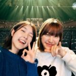 Bonnie Wong Instagram - 每年的最後一天 仍然要為明日努力 這送舊迎新的儀式感 就這樣繼續下去吧！🧡 2023有好的壞的 在腦海裡粗略地回想一下大事 想不到第一件想起的事是 今年年頭聲帶生繭 原本還說要開刀 但慶幸中西醫奇蹟地把我治癒（9成） 當時休息了整整一個月 連說話都要省着說 不是開咪的時候 都盡量閉嘴養聲 意外地有訓練到我的EQ 想通了有些人和事是「鬧你都傷聲帶」 對呀 不用事事太上心 否則很傷身 短暫地養好了聲帶後 還是大膽地跟梁子組了隊《虎牙》（是要跟醫生對着幹？😂） 可能就是經歷了失聲 才會覺得有機會唱 就要唱 另一大事回顧就是開咖啡店了 花了四個月（或以上）準備 很多人以為做老闆面上有光 但其實 天啊 當老闆好難 每天都想搥牆 （下次再分享） 自問不是天生當老闆的材料 但願邊做邊學 對得住自己和員工 至於明年的大目標訂好了 是好不容易的目標 光是想像壓力就來了 但 越是困難的事越要去挑戰 不然人生真的太無聊了 期待和你分享成果的一天 希望你會在場🧡 給看到這裡的你打打氣 2024我們一起努力吧 Lots of love, Jeng #轉眼間和Elsie的叱咤綵排自拍來到第三年了 #第6年的叱咤