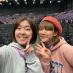 Bonnie Wong Instagram - 每年的最後一天 仍然要為明日努力 這送舊迎新的儀式感 就這樣繼續下去吧！🧡 2023有好的壞的 在腦海裡粗略地回想一下大事 想不到第一件想起的事是 今年年頭聲帶生繭 原本還說要開刀 但慶幸中西醫奇蹟地把我治癒（9成） 當時休息了整整一個月 連說話都要省着說 不是開咪的時候 都盡量閉嘴養聲 意外地有訓練到我的EQ 想通了有些人和事是「鬧你都傷聲帶」 對呀 不用事事太上心 否則很傷身 短暫地養好了聲帶後 還是大膽地跟梁子組了隊《虎牙》（是要跟醫生對着幹？😂） 可能就是經歷了失聲 才會覺得有機會唱 就要唱 另一大事回顧就是開咖啡店了 花了四個月（或以上）準備 很多人以為做老闆面上有光 但其實 天啊 當老闆好難 每天都想搥牆 （下次再分享） 自問不是天生當老闆的材料 但願邊做邊學 對得住自己和員工 至於明年的大目標訂好了 是好不容易的目標 光是想像壓力就來了 但 越是困難的事越要去挑戰 不然人生真的太無聊了 期待和你分享成果的一天 希望你會在場🧡 給看到這裡的你打打氣 2024我們一起努力吧 Lots of love, Jeng #轉眼間和Elsie的叱咤綵排自拍來到第三年了 #第6年的叱咤