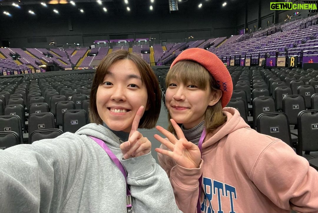 Bonnie Wong Instagram - 每年的最後一天 仍然要為明日努力 這送舊迎新的儀式感 就這樣繼續下去吧!🧡 2023有好的壞的 在腦海裡粗略地回想一下大事 想不到第一件想起的事是 今年年頭聲帶生繭 原本還說要開刀 但慶幸中西醫奇蹟地把我治癒(9成) 當時休息了整整一個月 連說話都要省着說 不是開咪的時候 都盡量閉嘴養聲 意外地有訓練到我的EQ 想通了有些人和事是「鬧你都傷聲帶」 對呀 不用事事太上心 否則很傷身 短暫地養好了聲帶後 還是大膽地跟梁子組了隊《虎牙》(是要跟醫生對着幹?😂) 可能就是經歷了失聲 才會覺得有機會唱 就要唱 另一大事回顧就是開咖啡店了 花了四個月(或以上)準備 很多人以為做老闆面上有光 但其實 天啊 當老闆好難 每天都想搥牆 (下次再分享) 自問不是天生當老闆的材料 但願邊做邊學 對得住自己和員工 至於明年的大目標訂好了 是好不容易的目標 光是想像壓力就來了 但 越是困難的事越要去挑戰 不然人生真的太無聊了 期待和你分享成果的一天 希望你會在場🧡 給看到這裡的你打打氣 2024我們一起努力吧 Lots of love, Jeng #轉眼間和Elsie的叱咤綵排自拍來到第三年了 #第6年的叱咤