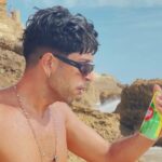 Borja Jiménez Mérida Instagram – Un día de suerte en la isla desierta 🏝️☀️
Hace calor pero como en Canarias en la playita no se está en ningún lado. Gracias a @arehucasron y @7up_es por mandarme este sevenhucas 😘
@carmina90s en la grabación,narración y las ideas