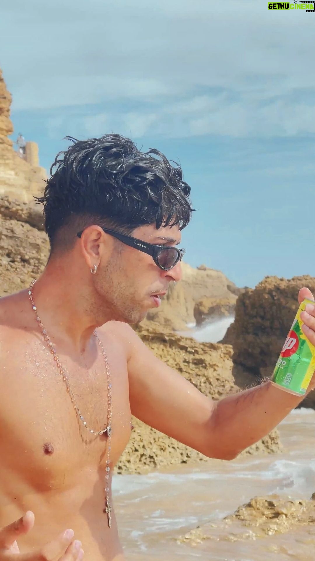 Borja Jiménez Mérida Instagram - Un día de suerte en la isla desierta 🏝️☀️ Hace calor pero como en Canarias en la playita no se está en ningún lado. Gracias a @arehucasron y @7up_es por mandarme este sevenhucas 😘 @carmina90s en la grabación,narración y las ideas