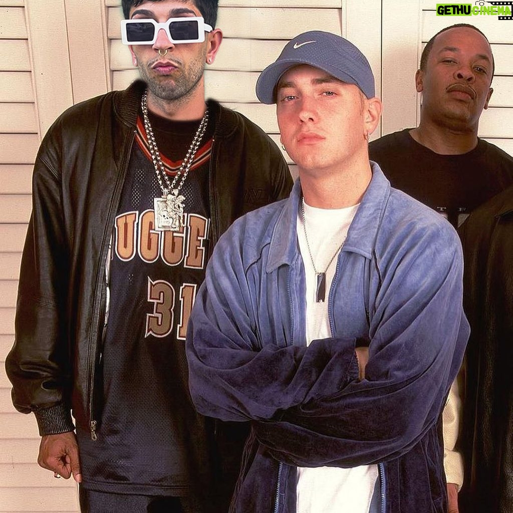 Borja Jiménez Mérida Instagram - Muchos me han preguntado por mis nuevos amigos Eminem y Nas… que qué tal son, que si son buena gente, que si se escriben las letras o las tiran de freestyle, que si voy a dejar Locoplaya para formar un nuevo grupo con ellos… Sólo puedo decir que son grandes artistas y mejores personas y este verano están invitados a venir a La Caleta! LA RETAHÍLA bejismo international sound si aún no lo has visto corre link en bio 🚀 En El Barrio